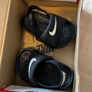 baby Nike slides size 3